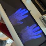 Roke v kovčku z UV lučko.