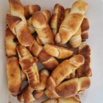Sveže pečeni slaniki v posodi.