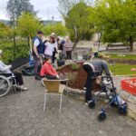Skupina ljudi pri urejanju vrta.