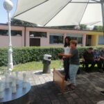 Starejša ženska se pripravlja na met krogle pri ruskem kegljanju na prostem.