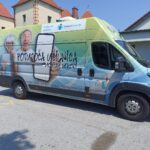Kombi z napisom "Potujoča učilnica".