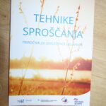 Brošura z napisom "TEHNIKE SPROŠČANJA".