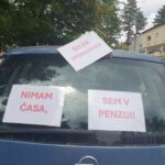 Zadnje okno avtomobila polepljeno z različnimi napisi.