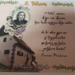 Prikazuje tiskano voščilnico ali plakat, posvečen 8. februarju – Prešernovemu dnevu. V zgornjem delu je podoba Franceta Prešerna v okrasnem okvirju, ob njem pa angelček. Spodaj je fotografija Prešernove rojstne hiše v Vrbi, poleg nje pa zapis iz njegove pesmi. Celoten dizajn je okrašen z zelenimi listi in starinskim pisavnim slogom.
