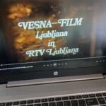 Posnetek zaslona prenosnika prikazuje začetek slovenskega filma z napisom »Vesna-film Ljubljana in RTV Ljubljana«.
