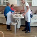 Stanovalke in zaposlena v kuhinji skupaj pripravljajo ocvrte miške.