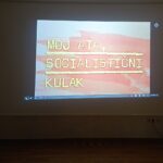 Projekcija filma Moj ata, socialistični kulak na platnu v dvorani.