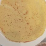 Palačinka na belem krožniku, pripravljena za nadev.
