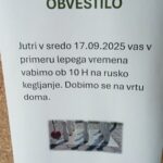 Obvestilo na oglasni deski z napisom o igri ruskega kegljanja, predvideni za sredo, 17. 9. 2025 ob 10. uri na vrtu doma, z majhno sliko kegljanja spodaj.