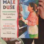 Knjiga z naslovom “Kurja juhica za male duše” in ilustracijo deklice z lutko.