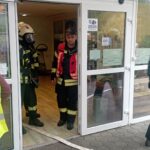 Gasilci vstopajo v stavbo doma za starejše med vajo evakuacije.