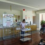 Zaposlena pripravlja torto za pogostitev ob svetovnem dnevu delovne terapije.