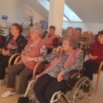 Stanovalke med ogledom filma zbrano spremljajo dogajanje na platnu.