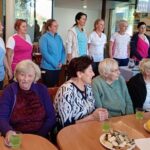 Stanovalci in zaposleni praznujejo rojstni dan v skupnem prostoru doma.