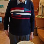 Gospod Petrovič praznuje 90. rojstni dan ob torti in nasmehu.