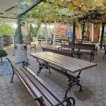 Sveže prebarvane klopi in urejen vrtni kotiček doma.