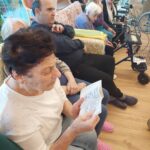 Skupina stanovalcev bere besedila ob dnevu reformacije.