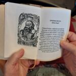 Odprt izvod knjige z uvodom o Primožu Trubarju in ilustracijo.