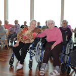 Stanovalci v dvorani se veselijo in družijo ob martinovanju.