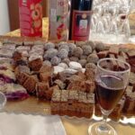 Miza z domačimi pecivi, sokom in vinom ob martinovanju.