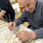 Stanovalec s paličico oblikuje zvezdice iz slanega testa.