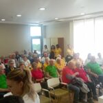 Polna dvorana stanovalcev in zaposlenih spremlja olimpijske igre doma.