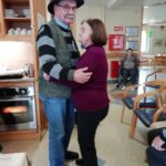 Stanovalec in stanovalka plešeta v jedilnici doma.