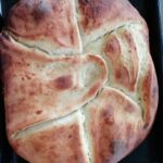 Sveže pečena, zlato rjava domača pogača na pekaču.