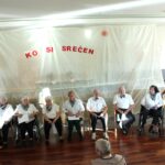 Stanovalci nastopajo na pevskem in bralnem koncertu z naslovom »Ko si srečen«.