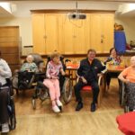 Stanovalci se zberejo v dnevnem prostoru ob praznovanju rojstnih dni.