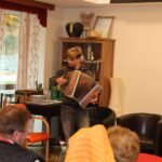 Mladi harmonikar popestri praznovanje z živo glasbo.