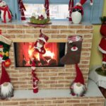 Božično okrašeno kurišče z nogavičkami, okraski in figurami, ob katerem gori prijeten ogenj.