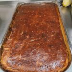 Pečena božična potica v večjem pekaču, pripravljena za ohlajanje.