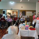 Stanovalci spremljajo prikaz postopka izdelave naravnih mil v skupnem prostoru doma.