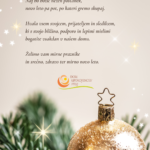 Praznično voščilo ob božiču in novem letu z zlatim božičnim okraskom na smrekovi veji in logotipom Doma upokojencev Ptuj.