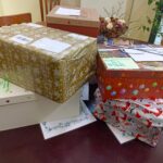 Praznično pripravljena darila, namenjena stanovalcem, kot simbol pozornosti, topline in uresničenih novoletnih želja.