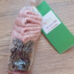 Zavoj iz prozorne folije vsebuje pecivo; ob njem je kartonček z napisom »10. marec 2026, 40. mučenikov«.