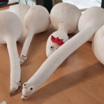 Končni izdelki – pobarvane buče, nekatere že z dodatki (npr. očki), ki jim dajejo igriv in simpatičen videz.