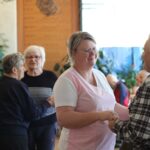 Dva udeleženca plešeta – nasmejana, sproščena, videti je pristna povezanost in veselje ob glasbi.