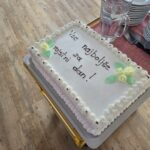 Na mizi je slavnostna torta z napisom »Vse najboljše za rojstni dan!«, pripravljena za praznovanje.