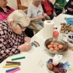 Stanovalke ustvarjajo in okrašujejo pirhe z barvami ter razvijajo svojo ustvarjalnost ob prijetnem druženju.