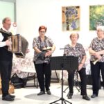 Skupina Rozmarin je s harmoniko in petjem pripravila prijeten glasbeni nastop ter razveselila stanovalce z domačimi melodijami.
