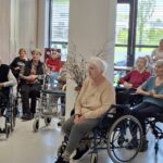 Obiskovalci in stanovalci so z zanimanjem poslušali glasbeni program ter skupaj preživeli prijetne trenutke.