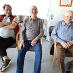 Nasmejani stanovalci so uživali v druženju in dobrem razpoloženju ob glasbenem dogodku.