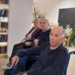 Utrinek z dogodka prikazuje zbrane stanovalce, ki z radovednostjo spremljajo dogajanje.