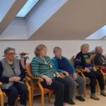 Stanovalci sedijo v prijetnem prostoru in skupaj doživljajo kulturni dogodek v prijetni družbi.