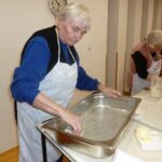 Pri pripravi nadeva in pekača skrbno pripravljajo vse potrebno za okusno potico.