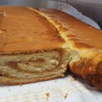 Sveže pečena potica z bogatim nadevom ponosno predstavlja rezultat njihovega skupnega dela.