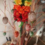 Velikonočno drevo, okrašeno s pirhi in cvetjem, lepo dopolnjuje praznično okrasitev prostora.