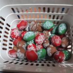 Košara pisanih pirhov, okrašenih z natančnimi vzorci, prikazuje spretnost in trud ustvarjalcev.